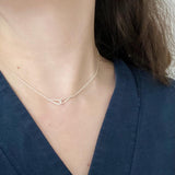 Minimalist Necklace ‚ Holding hands’I Friendship necklace