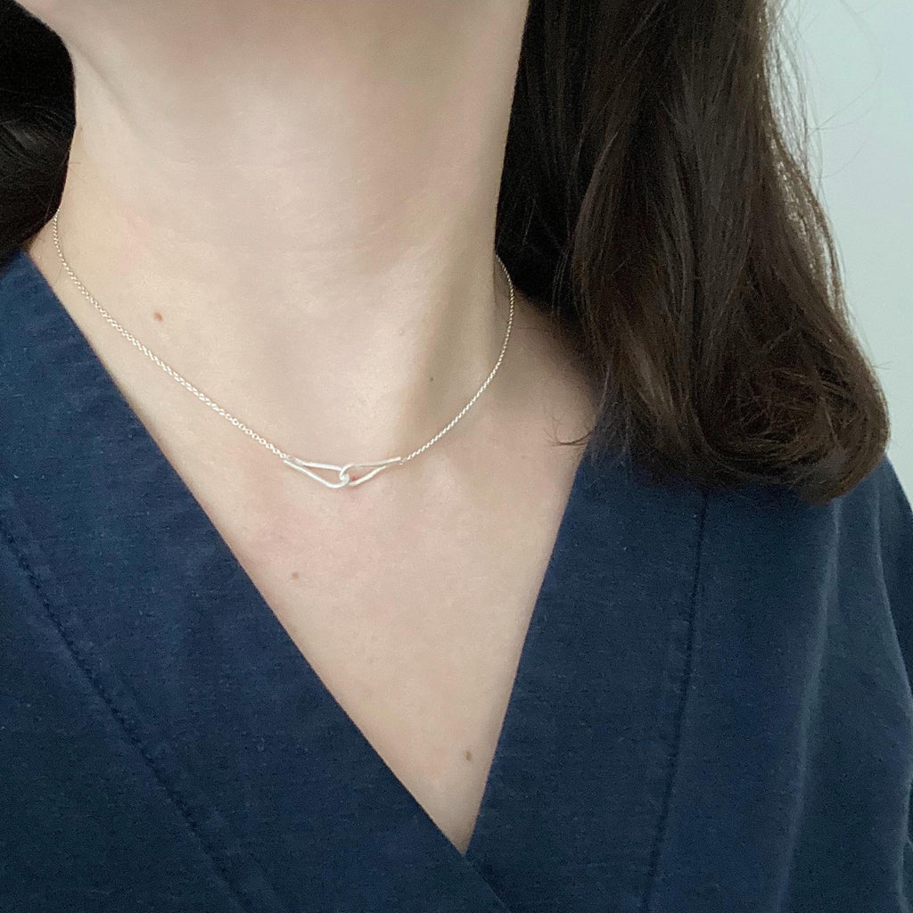 Minimalist Necklace ‚ Holding hands’I Friendship necklace